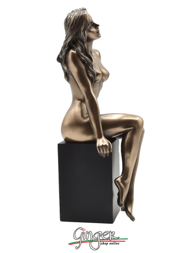 Nude of woman: relaxed girl